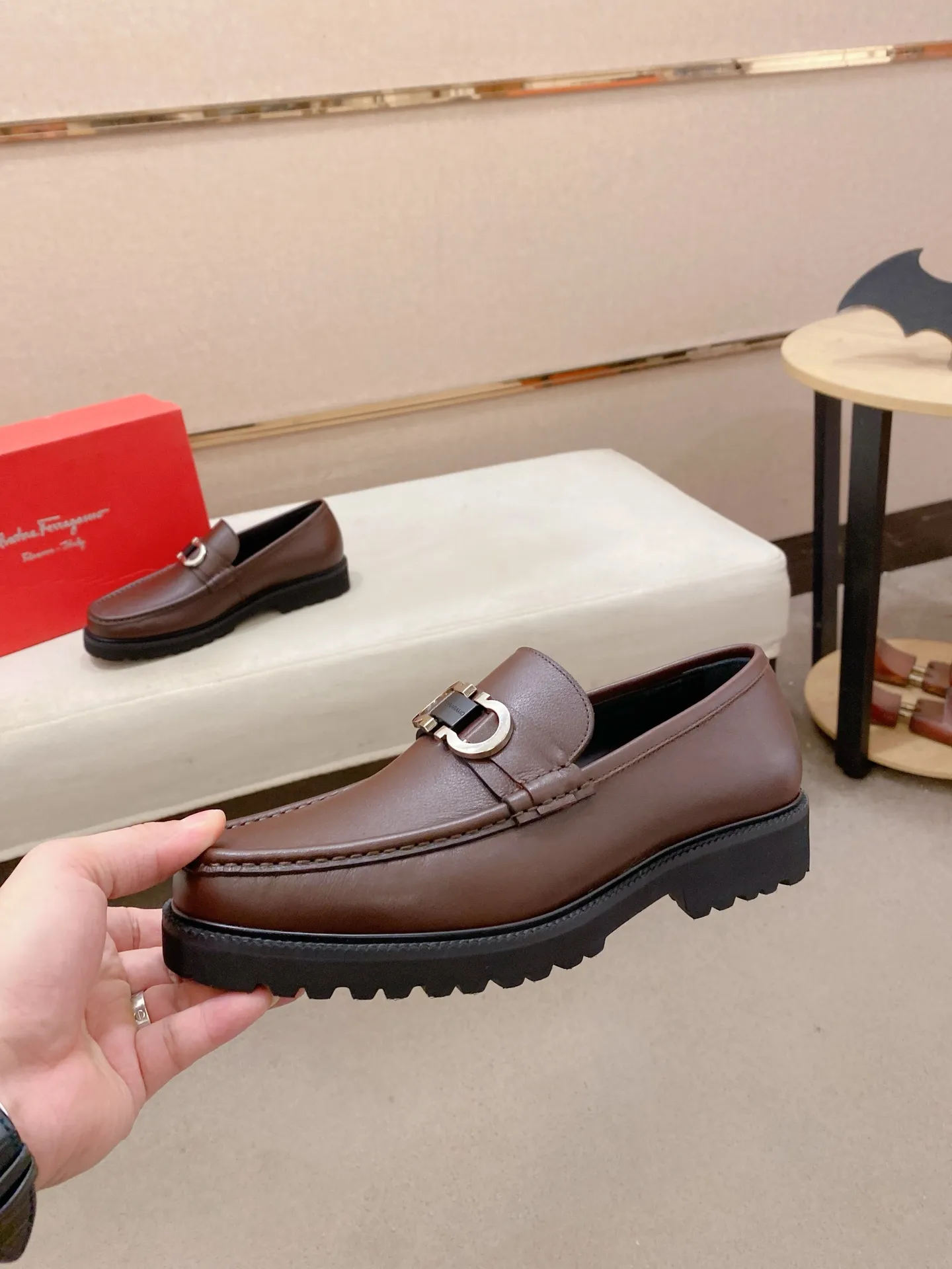 Men's shoes💰: 560💰 High version Ferragamo quality! 🆕🆕Exclusive hot-selling products in stock🔥🔥New products on the shelves, high-quality shoes, high-end driving shoes, with complete packaging! 💪 💪 Material: imported patented cowhide 🐂 + imported high-quality water-dyed cowhide lining + wear-resistant outsole 👍🏻👍🏻 Features: high-end and comfortable, purely handmade 🚀 🚀 Create the perfect shoes that suit you best 🔥 🔥 Size: (38-44) Can be customized 45 non-returnable!